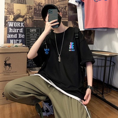 Tricou modern pentru bărbați cu aplicație și decolteu oval