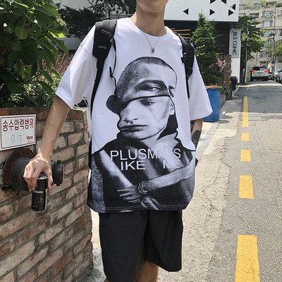 Tricou larg pentru bărbați cu aplicație și decolteu oval