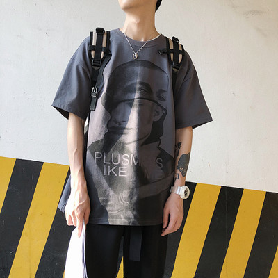 Tricou larg pentru bărbați cu aplicație și decolteu oval