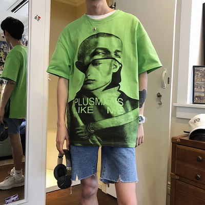 Tricou larg pentru bărbați cu aplicație și decolteu oval