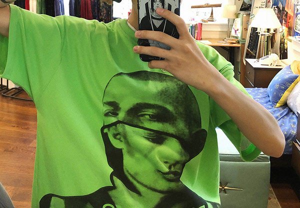 Tricou larg pentru bărbați cu aplicație și decolteu oval