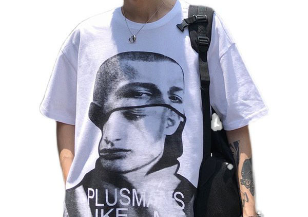 Tricou larg pentru bărbați cu aplicație și decolteu oval