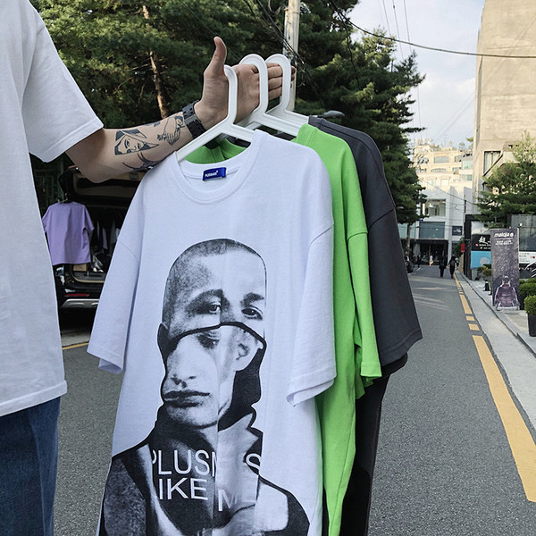 Tricou larg pentru bărbați cu aplicație și decolteu oval