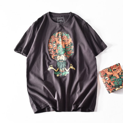 Tricou modern pentru bărbați cu decolteu oval și aplicație