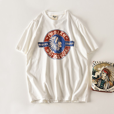 Tricou modern pentru bărbați cu decolteu oval și aplicație