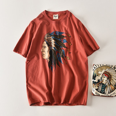 Tricou modern pentru bărbați cu decolteu oval și aplicație