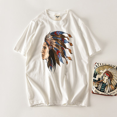 Tricou modern pentru bărbați cu decolteu oval și aplicație