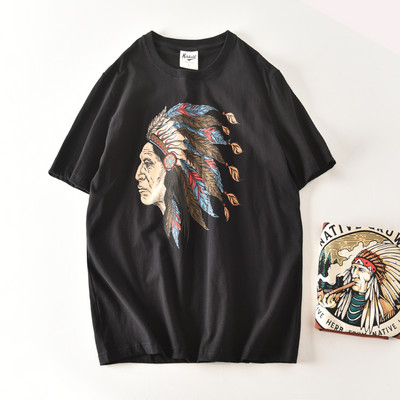 Tricou modern pentru bărbați cu decolteu oval și aplicație