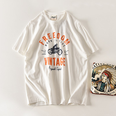 Tricou modern pentru bărbați cu decolteu oval și aplicație