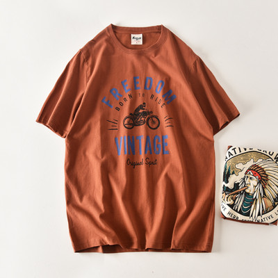 Tricou modern pentru bărbați cu decolteu oval și aplicație