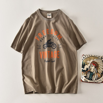 Tricou modern pentru bărbați cu decolteu oval și aplicație