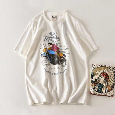 Tricou modern pentru bărbați cu decolteu oval și aplicație