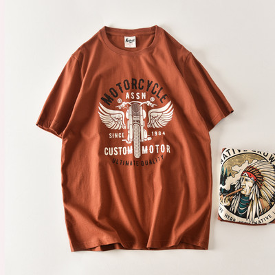 Tricou modern pentru bărbați cu decolteu oval și aplicație