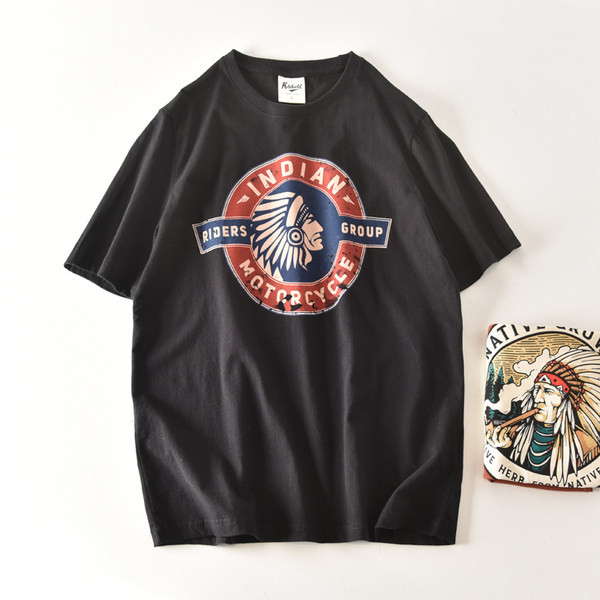 Tricou modern pentru bărbați cu decolteu oval și aplicație