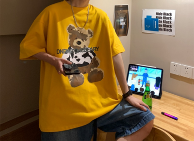 Tricou barbatesc cu aplicatie si decolteu O