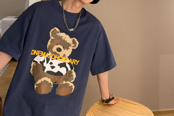 Tricou barbatesc cu aplicatie si decolteu O