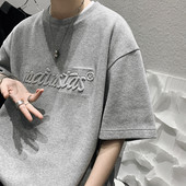 Tricou bărbătesc cu inscripție și decolteu rotund