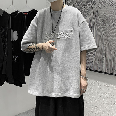 Tricou bărbătesc cu inscripție și decolteu rotund