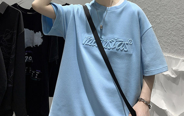 Tricou bărbătesc cu inscripție și decolteu rotund