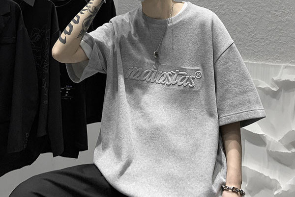 Tricou bărbătesc cu inscripție și decolteu rotund