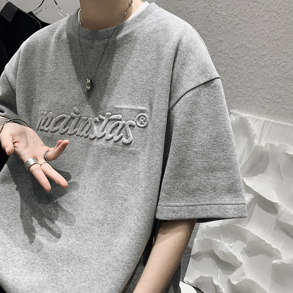 Tricou bărbătesc cu inscripție și decolteu rotund