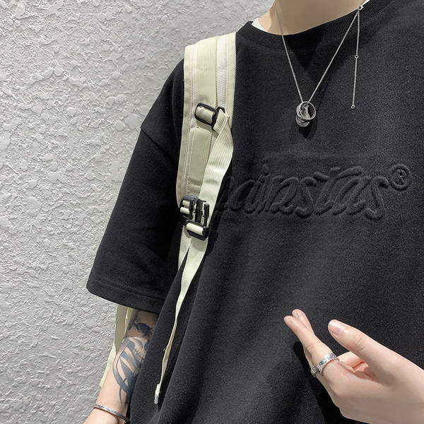 Tricou bărbătesc cu inscripție și decolteu rotund