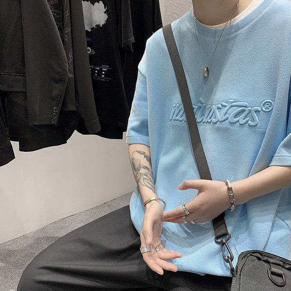 Tricou bărbătesc cu inscripție și decolteu rotund