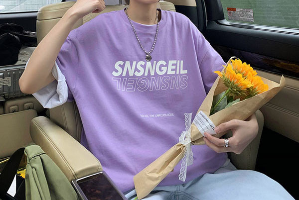 Tricou modern pentru bărbați cu inscripții și mâneci scurte