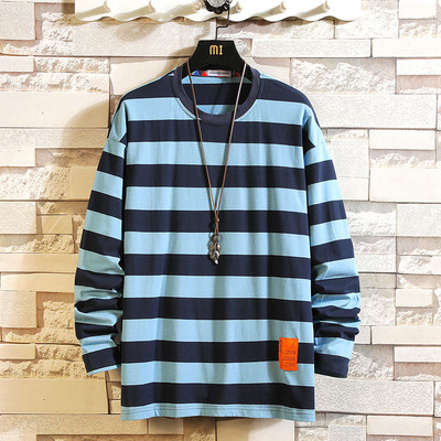 Bluză bărbătească în dungi cu decolteu oval și mâneci lungi