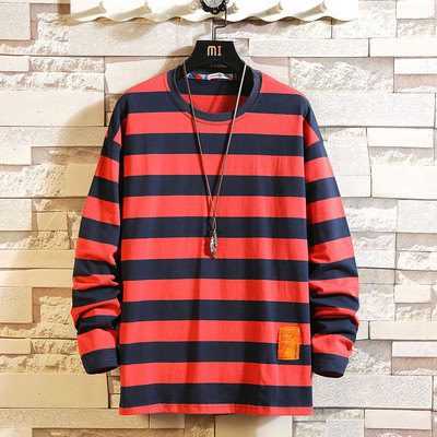 Bluză bărbătească în dungi cu decolteu oval și mâneci lungi