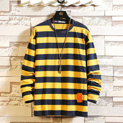 Bluză bărbătească în dungi cu decolteu oval și mâneci lungi