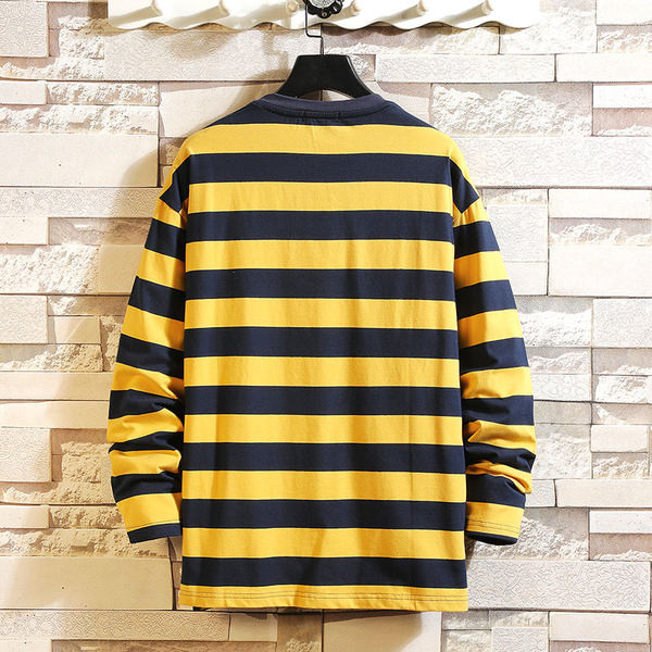 Bluză bărbătească în dungi cu decolteu oval și mâneci lungi