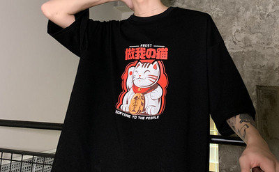 Ανδρικό φαρδύ μπλουζάκι με απλικέ και στρογγυλή λαιμόκοψη