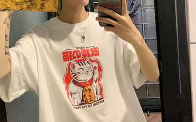 Ανδρικό φαρδύ μπλουζάκι με απλικέ και στρογγυλή λαιμόκοψη