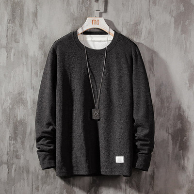 Bluză casual bărbătească cu decolteu oval și emblemă