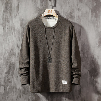 Bluză casual bărbătească cu decolteu oval și emblemă