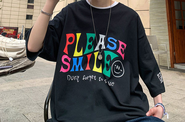 Tricou pentru bărbați cu inscripție colorată și mâneci 3/4