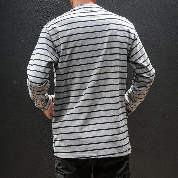Bluză bărbătească în dungi, cu mâneci lungi și decolteu rotund