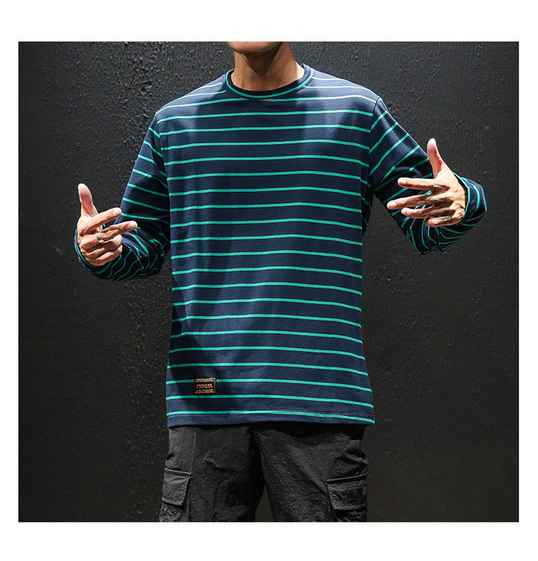 Bluză bărbătească în dungi, cu mâneci lungi și decolteu rotund