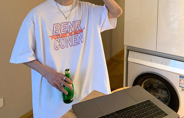 Tricou casual bărbătesc cu inscripție colorată