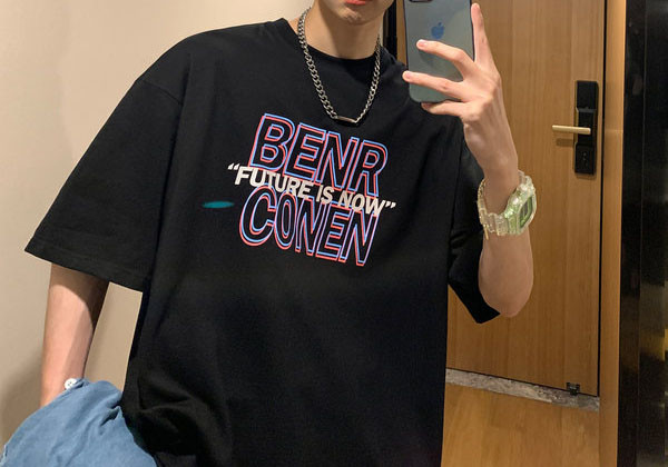 Tricou casual bărbătesc cu inscripție colorată