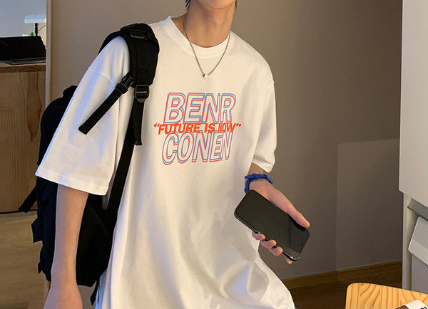 Tricou casual bărbătesc cu inscripție colorată