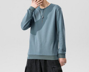 Bluză bărbătească simplă cu mâneci lungi și decolteu rotund