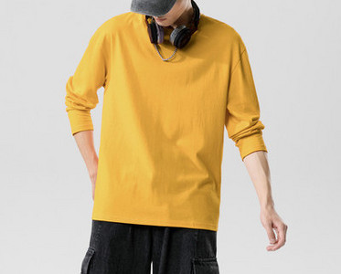 Bluză bărbătească simplă cu mâneci lungi și decolteu rotund