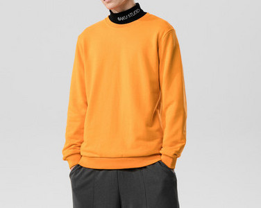 Bluză bărbătească simplă cu mâneci lungi și decolteu rotund