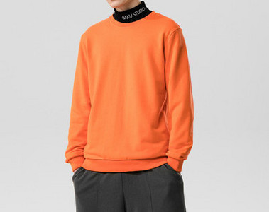 Bluză bărbătească simplă cu mâneci lungi și decolteu rotund