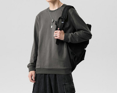 Bluză bărbătească simplă cu mâneci lungi și decolteu rotund