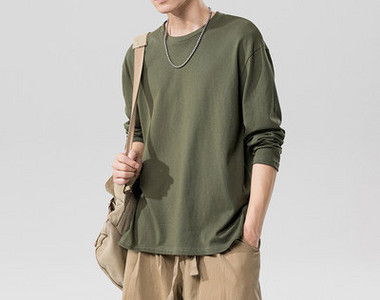 Bluză bărbătească simplă cu mâneci lungi și decolteu rotund