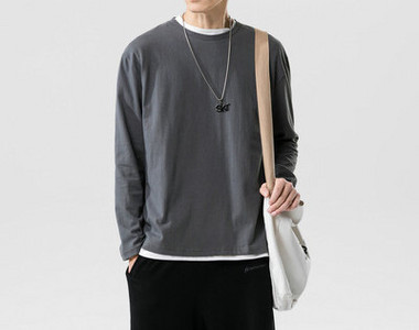 Bluză bărbătească simplă cu mâneci lungi și decolteu rotund