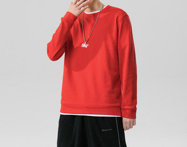 Bluză bărbătească simplă cu mâneci lungi și decolteu rotund